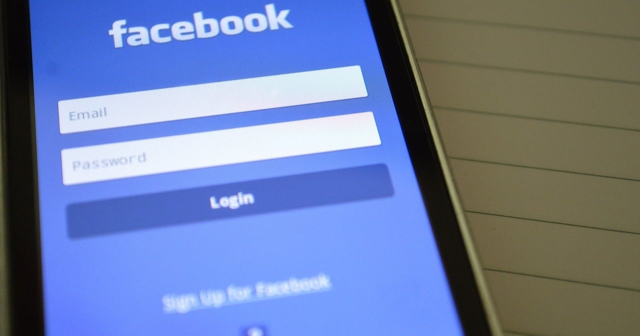 alt="Facebook"