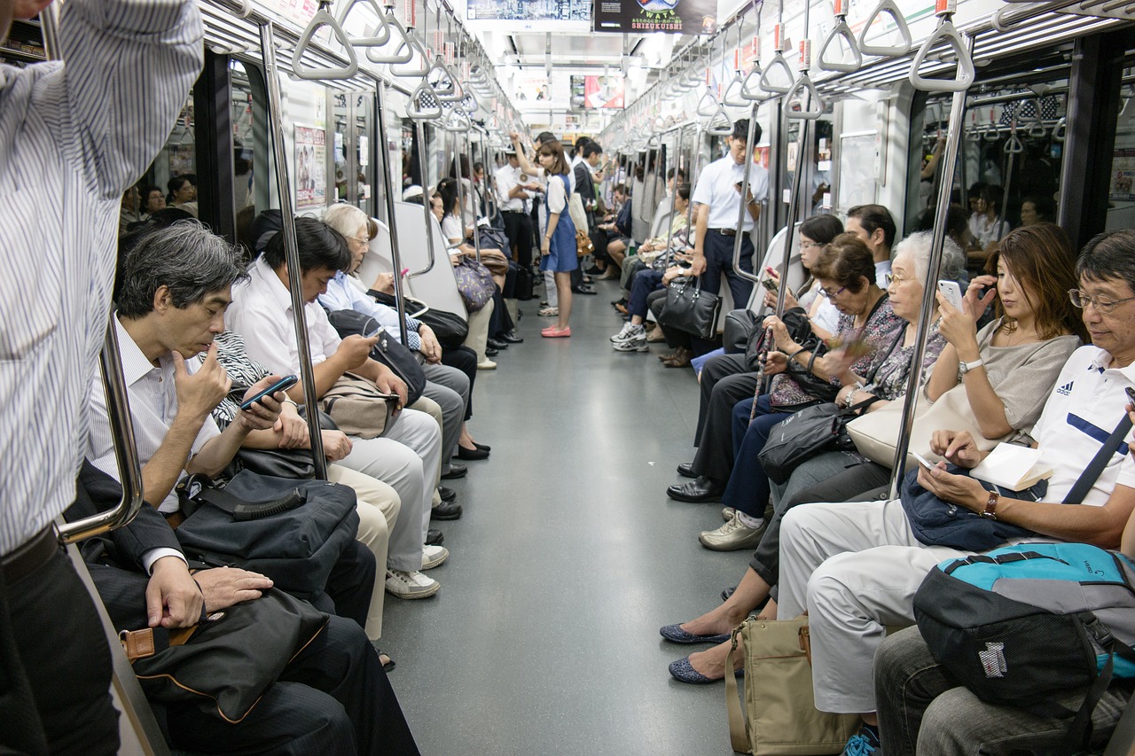 alt="People in Tokyo Subway"