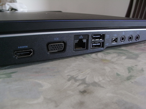 alt="Dell Studio 1555 Sideport"