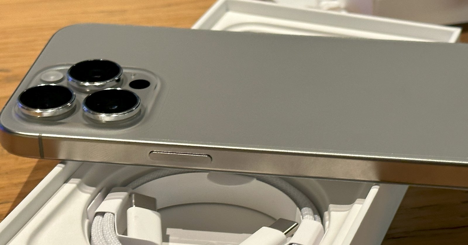 แอปเปิลเริ่มส่งมอบและขาย iPhone 15 วันนี้วันแรกในประเทศไทย และดูเหมือนจะเกิดปัญหาเล็ก ๆ กันตั้งแต่วันแรก หากผู้ใช้งานเลือกวิธีการถ่ายโอนข้อมูลจาก iPhone เครื่องเก่าด้วยการถ่ายโอนโดยตรง (From Another iPhone) โดยอาจพบปัญหาโลโก้แอปเปิลค้างและไม่สามารถใช้งานต่อได้
