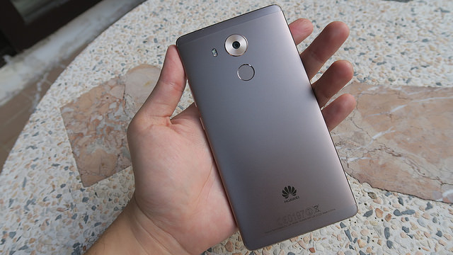 alt="Huawei Mate 8"