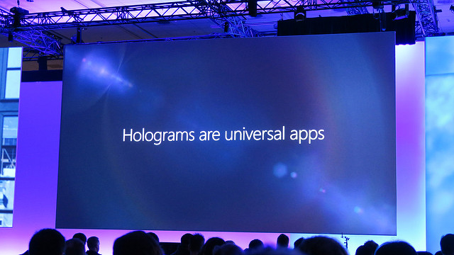 alt="HoloLens"