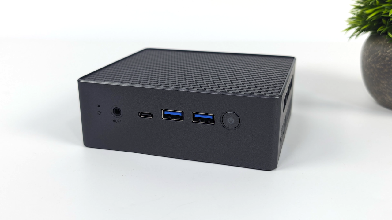 ข้อมูลนี้มาจากยูทูปช่อง ETA PRIME ที่ได้รับมินิพีซีชื่อ Phoenix Edge Z1 Mini PC ซึ่งเป็นสินค้าที่อยู่ในขั้นตอนทดลองมาทดสอบ โดยจุดเด่นของมินิพีซีคือการนำชิป APU ของ AMD Ryzen Z1 ที่อยู่ในเครื่องเกมพีซีพกพา Asus ROG Ally มาใช้งาน (เป็นรุ่น Z1 ไม่ใช่ Z1 Extreme)