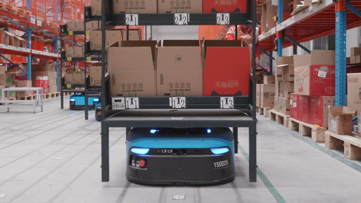 alt="Robots in Cainiao"
