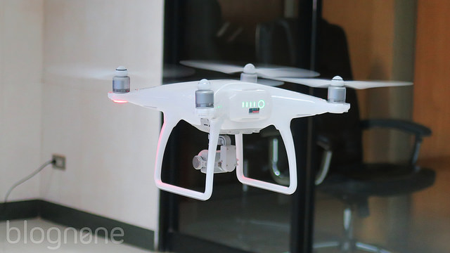 alt="DJI Phantom 4"