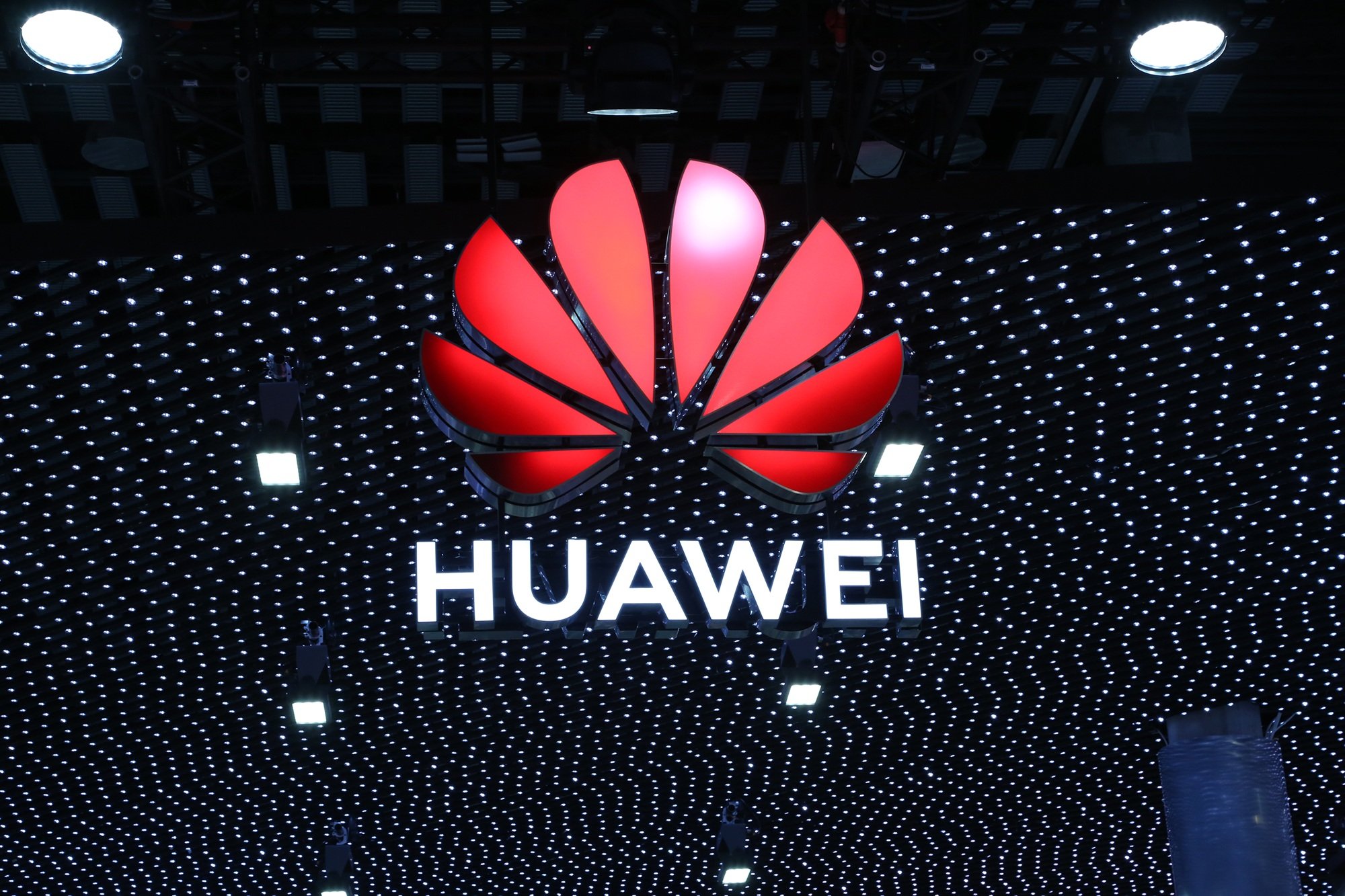 Huawei ประกาศว่า บริษัทจะย้ายทีมพัฒนาเทคโนโลยีทั้งหมดของรถยนต์อัจฉริยะหรือสมาร์ทคาร์ ไปร่วมกับบริษัทร่วมทุนจัดตั้งใหม่ของ Changan Auto โดย Huawei จะถือหุ้นราว 40%