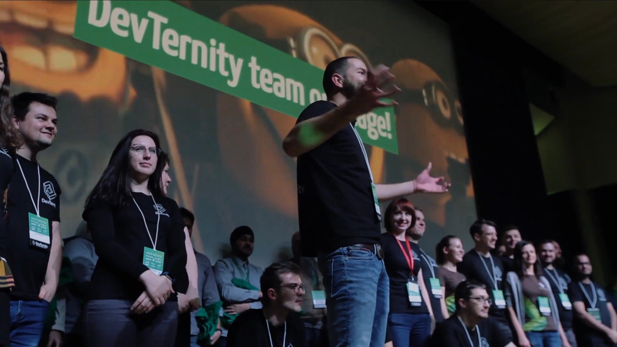 เรื่องนี้เริ่มต้นจาก Gergely Orosz ซึ่งเป็นผู้เขียนจดหมายข่าว The Pragmatic Engineer แฉข้อมูลผ่านบัญชี X ของเขาเอง เกี่ยวกับงานสัมมนาด้านการพัฒนาซอฟต์แวร์ DevTernity ซึ่งจัดที่ลัตเวียมาหลายปี โดยงานช่วงหลังเปลี่ยนมาเป็นแบบออนไลน์ตามสถานการณ์ที่เปลี่ยนไป ซึ่ง Orosz พบว่ามีรายชื่อผู้ร่วมขึ้นพูดในงานที่ปรากฏในเว็บไซต์ แต่หลายคนไม่มีตัวตนอยู่จริง