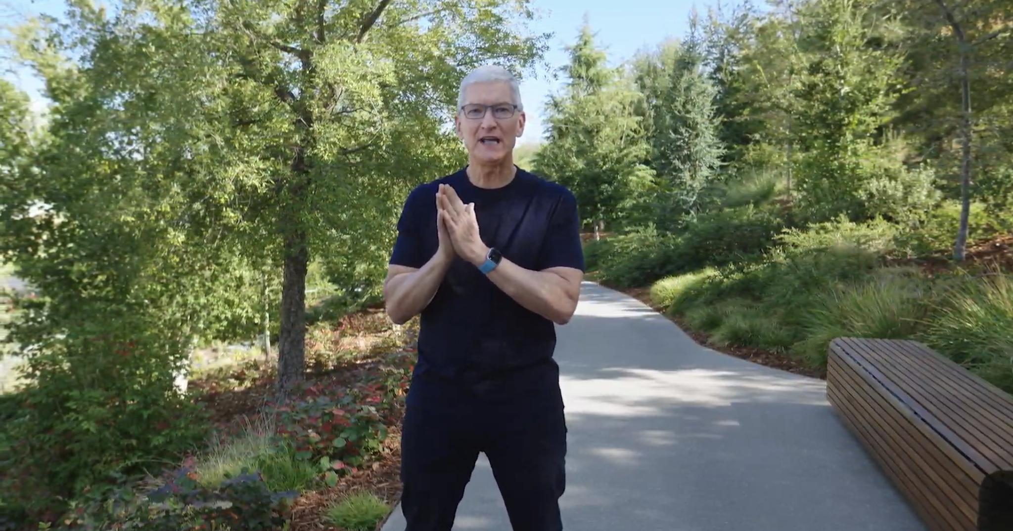 alt="Tim Cook"