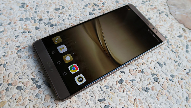 alt="Huawei Mate 8"