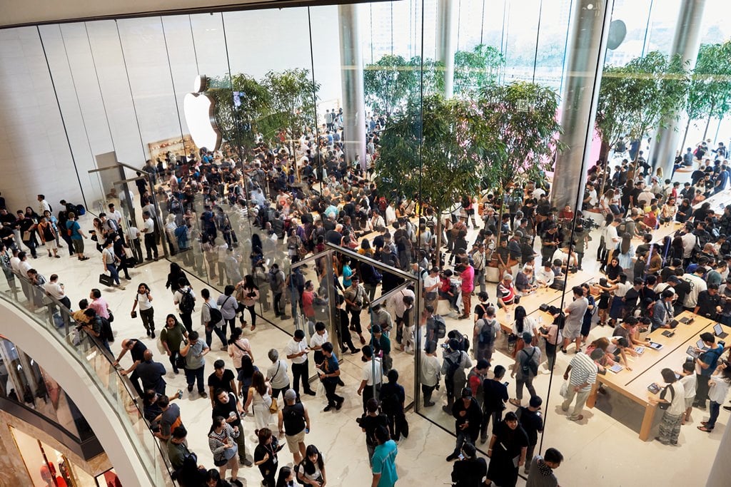 alt="Apple Store Iconsiam"