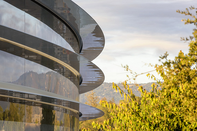 alt="apple-park-photo-1-building-trees"