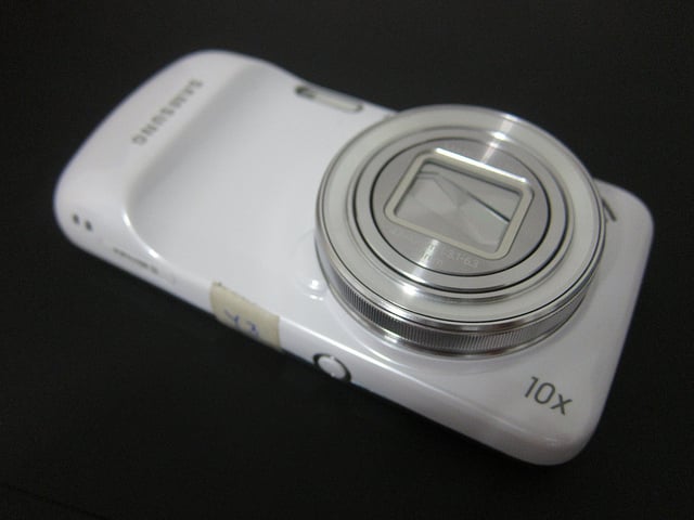 alt="Galaxy S4 Zoom"