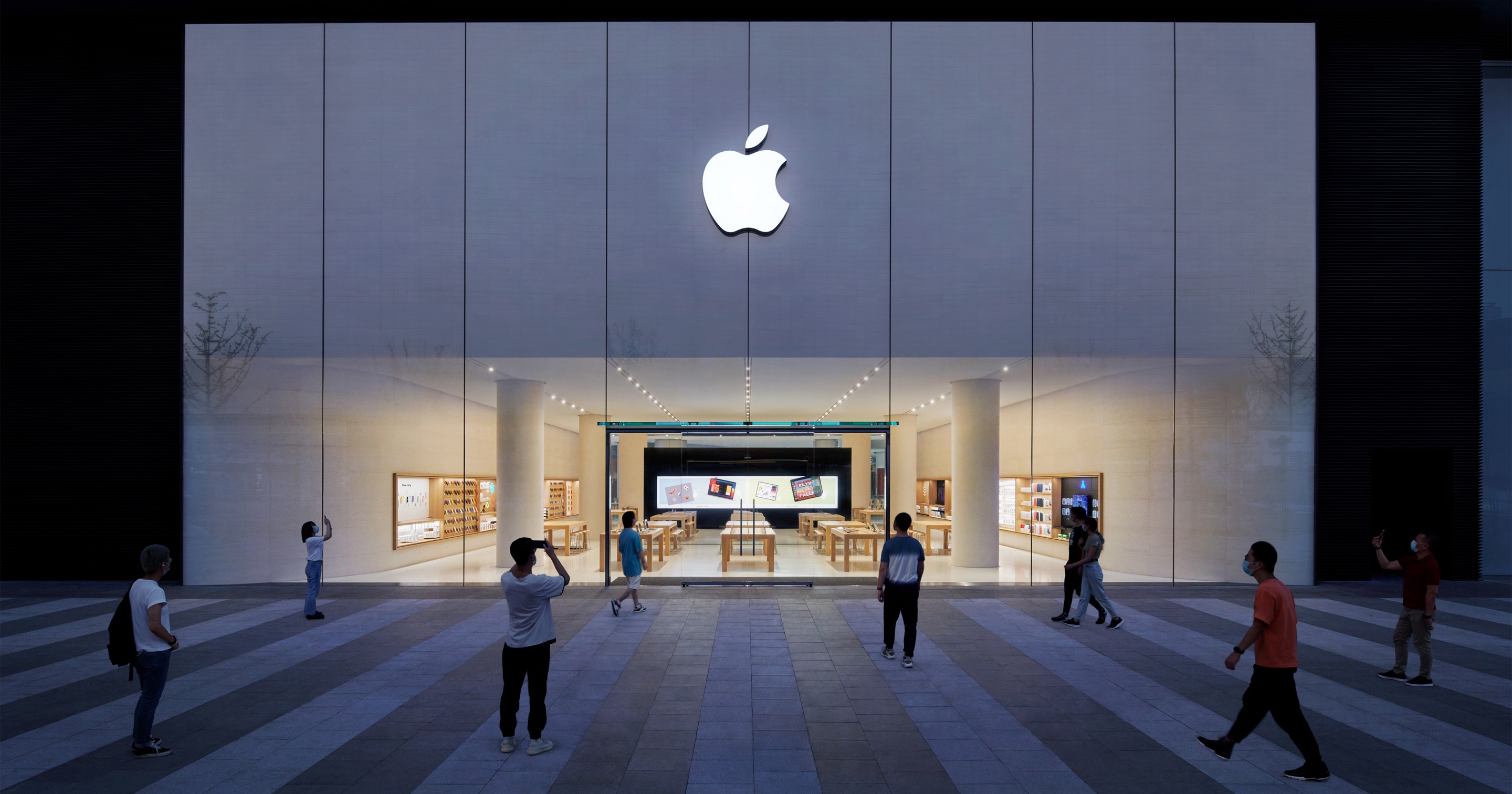 alt="Apple Store in China"