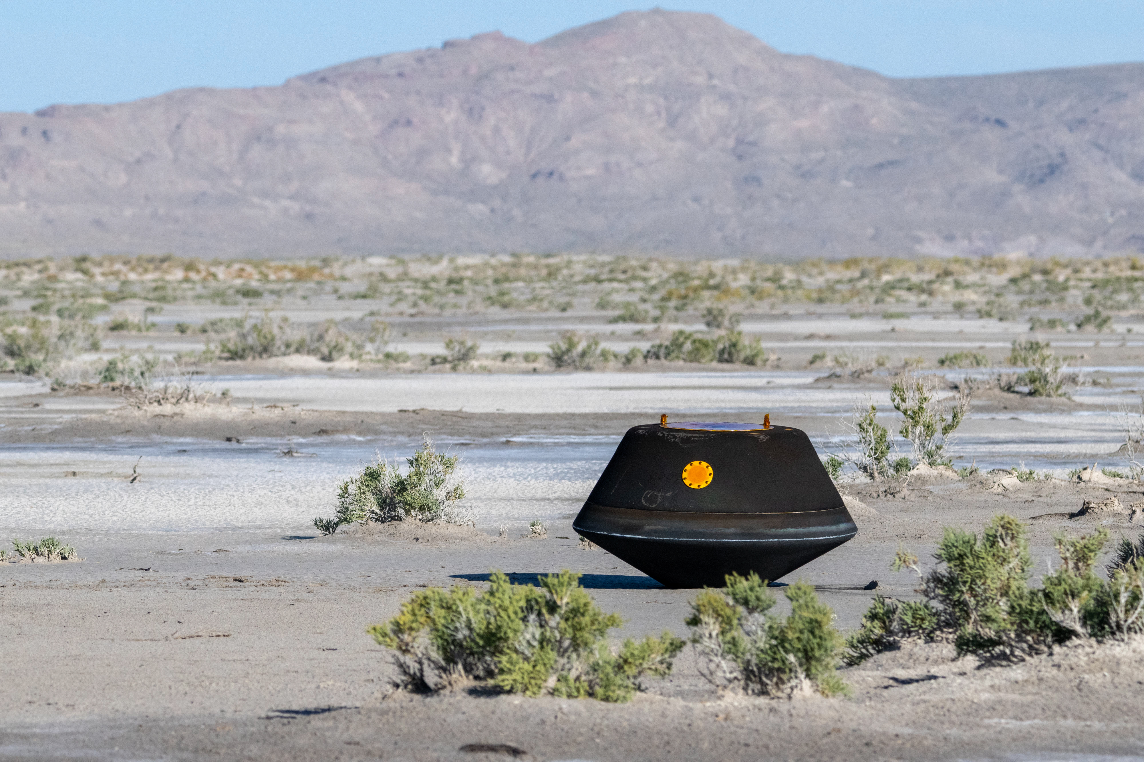 NASA รายงานว่าแคปซูลจากยานอวกาศ OSIRIS-REx ซึ่งเก็บหินและฝุ่นผงจากดาวเคราะห์น้อย Bennu ได้เดินทางกลับมาที่โลกแล้ว เมื่อเวลา 21:53น. เมื่อวานนี้ตามเวลาในประเทศไทย ในพื้นที่ของรัฐยูทาห์ สหรัฐอเมริกา
