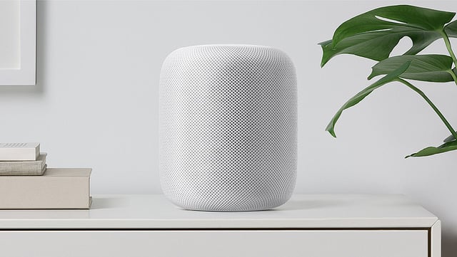 alt="homepod-white-shelf"