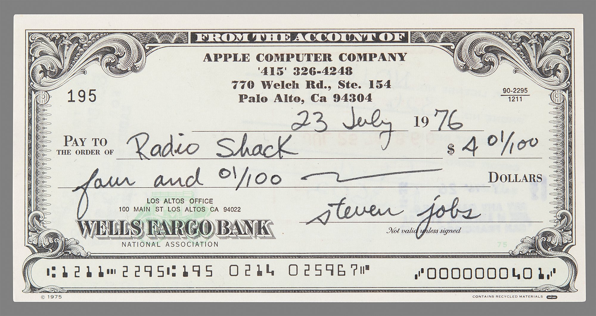 RR Auction จัดประมูลเช็คมูลค่า 4.01 ดอลลาร์ของ Apple Computer ที่ Steve Jobs เซ็นจ่ายค่าสินค้าจาก Radio Shack เมื่อปี 1976 ช่วงเวลาเพียงสี่เดือนหลังก่อตั้งบริษัท