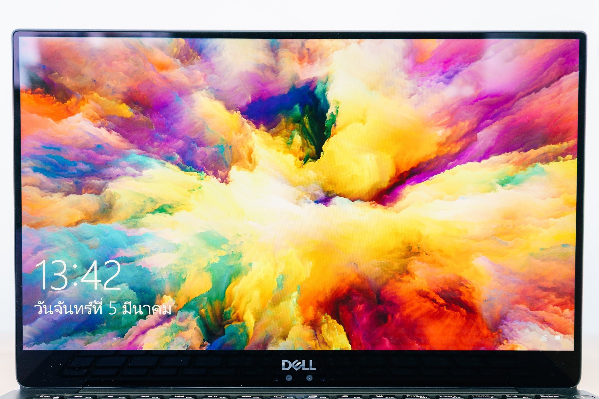 alt="Dell XPS 13"