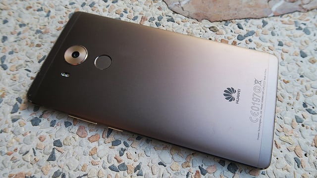 alt="Huawei Mate 8"