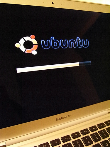 alt="Ubuntu 8.04a4 on MacBook Air"