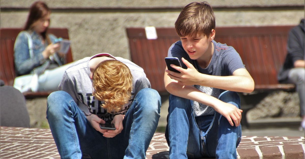 alt="Teenage and Smartphone"