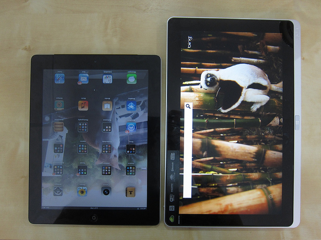 alt="Acer W700 vs iPad"