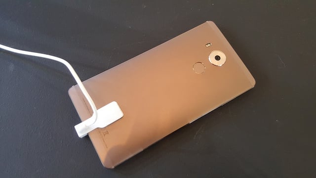 alt="Huawei Mate 8"