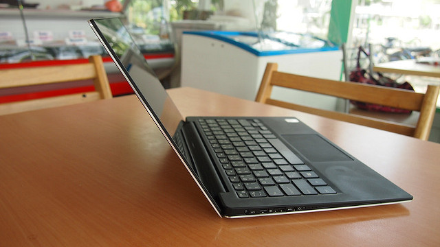 alt="Dell XPS 13"