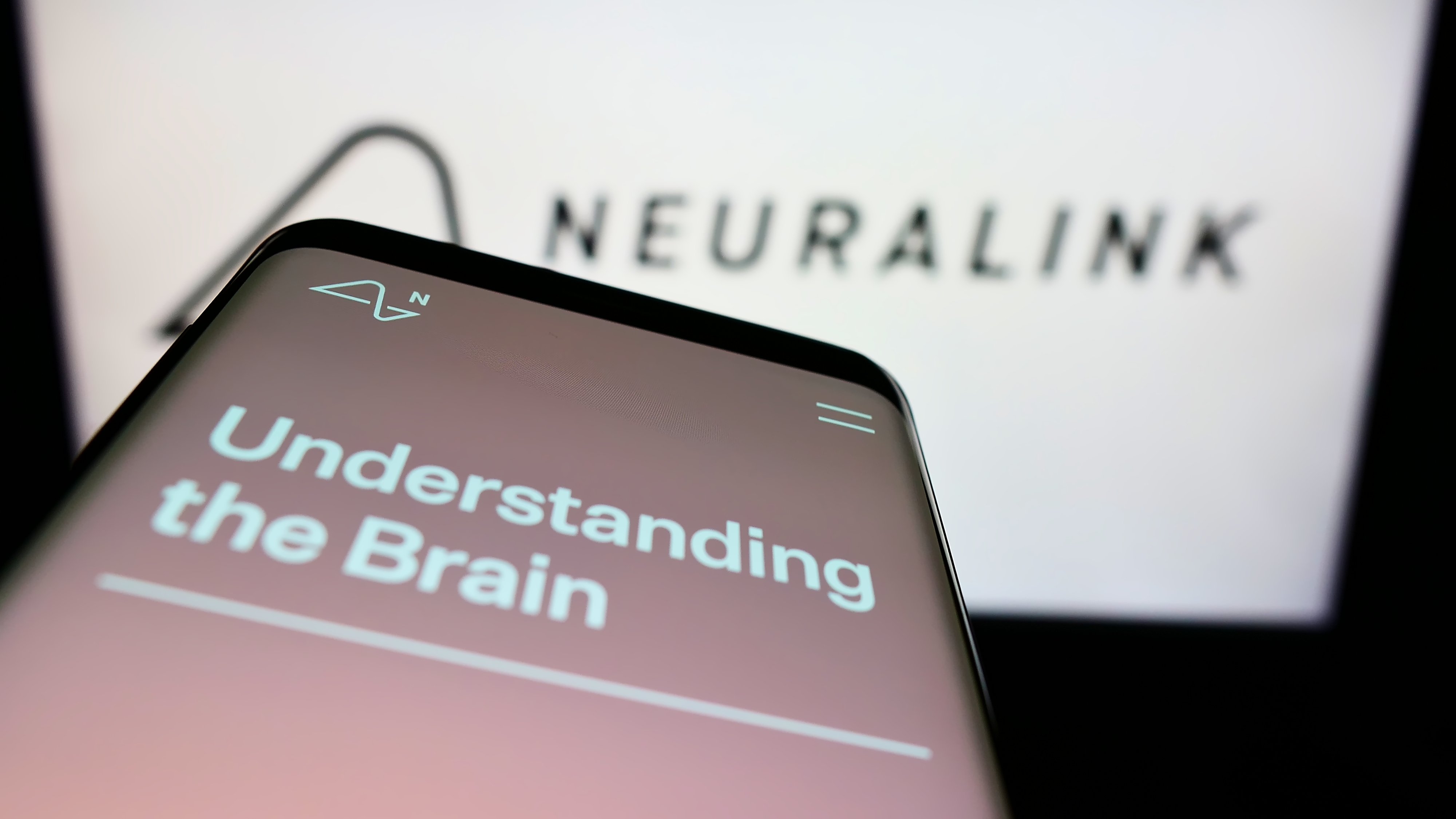 Reuters รายงานว่า Neuralink บริษัทสตาร์ทอัพพัฒนาเทคโนโลยีที่เชื่อมสมองของมนุษย์เข้ากับคอมพิวเตอร์ ของ Elon Musk ได้รับอนุมัติให้ทดลองในมนุษย์แล้วจาก U.S. Food and Drug Administration (FDA) หรือองค์การอาหารและยาของสหรัฐฯ