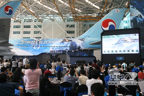 alt="Korean Air Plane with StarCraft II 2"