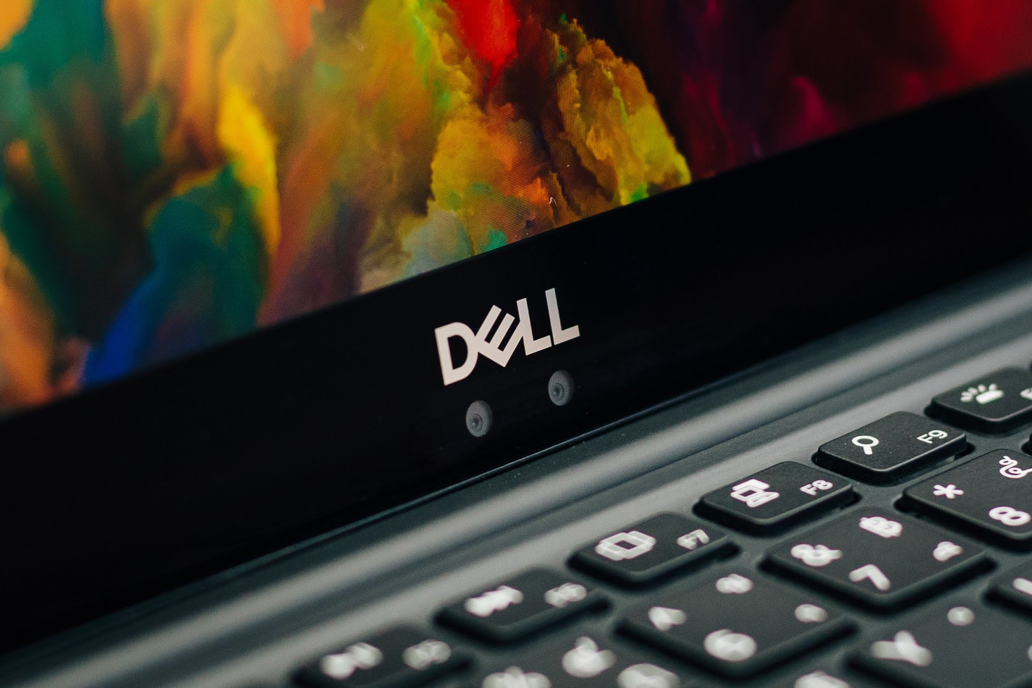 alt="Dell XPS 13"