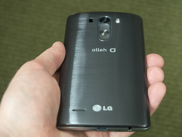 alt="lg_g3_in_hand_angle_hero"