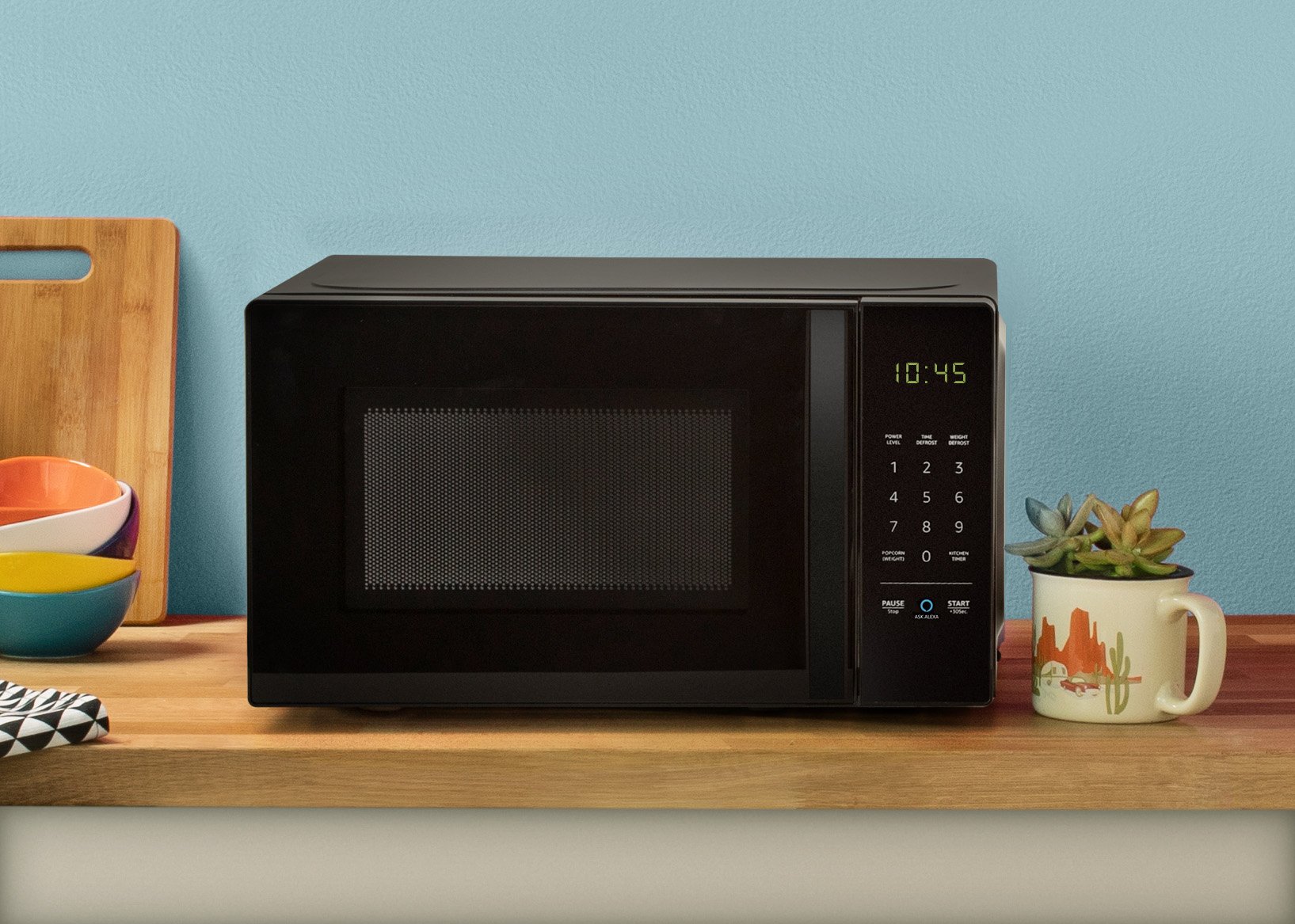 alt="AmazonBasics Microwave"