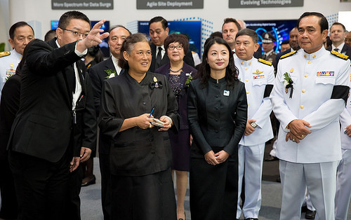 alt="HRH Princess Sirindhorn visits Huawei booth"