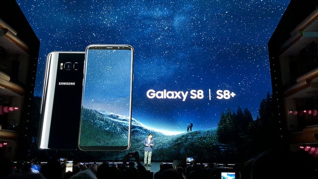 alt="Galaxy S8"