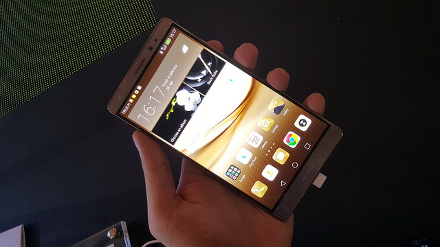 alt="Huawei Mate 8"