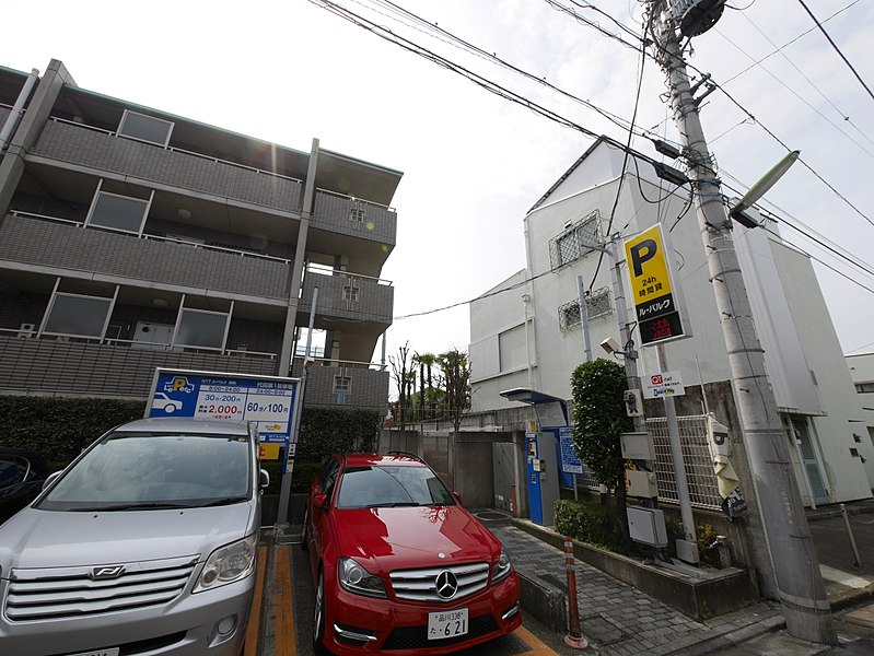 alt="Car Park in Japan"