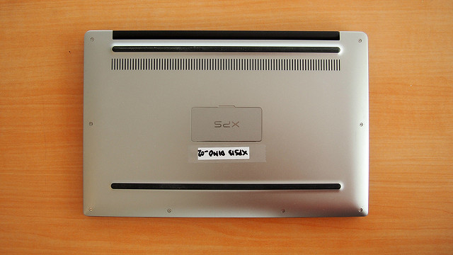 alt="Dell XPS 13"